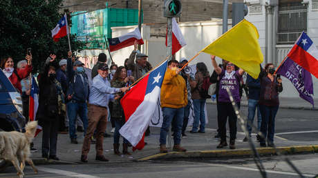 Adherentes del Apruebo y el Rechazo cierran campañas con masivas movilizaciones en Santiago de Chile