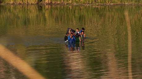 Encuentran 8 migrantes muertos mientras intentaban cruzar el río de la frontera entre México y EE.UU.