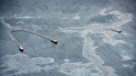 Gibraltar retira 41.000 litros de combustible y agua del carguero que chocó con un barco