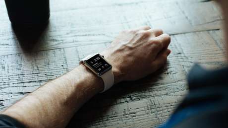 Un reloj inteligente salva la vida a un hombre cuyo corazón se detuvo más de 100 veces en 48 horas