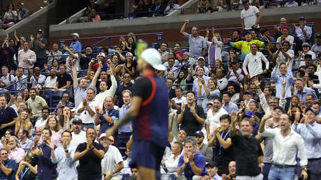 Un 'youtuber' le corta el pelo a su acompañante en pleno partido del Abierto de EE.UU. y los expulsan del estadio