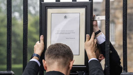 VIDEO: Publican un comunicado sobre la muerte de Isabel II en las puertas del Palacio de Buckingham