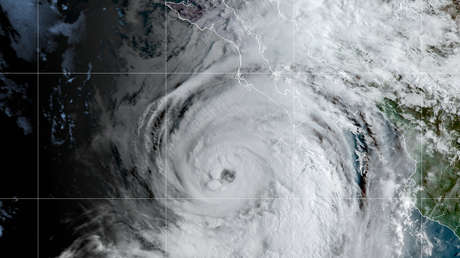 El huracán Kay toca tierra en México