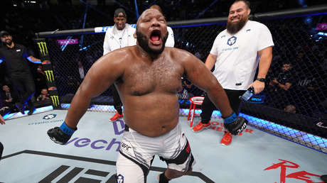 VIDEO: Luchador de la UFC acaba a 'martillazos' a su rival y lo celebra con un baile loco y cervezas