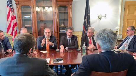 El FMI anuncia que las metas del acuerdo con Argentina "no serán alteradas", tras una reunión con el ministro de Economía