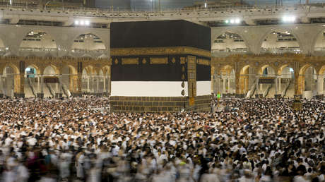 Arrestan a un hombre que peregrinó a La Meca "por el alma de la reina Isabel II"