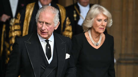 "No puedo soportar esta maldita cosa": el rey Carlos III se exaspera con una pluma fuente que pierde tinta (VIDEO)