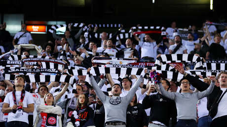 VIDEO: Captan a un hincha de un equipo alemán haciendo el saludo nazi en un partido de la Champions