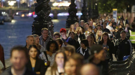 Dos mujeres son víctimas de un exhibicionista mientras hacían cola para honrar la memoria de Isabel II