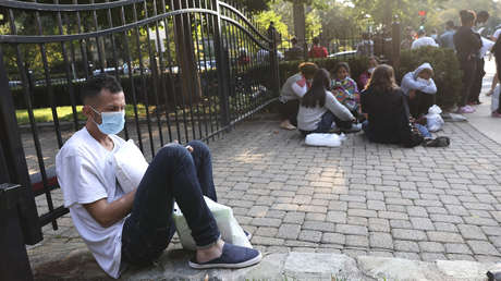 Envían a una base militar a migrantes trasladados a una isla de Massachusetts