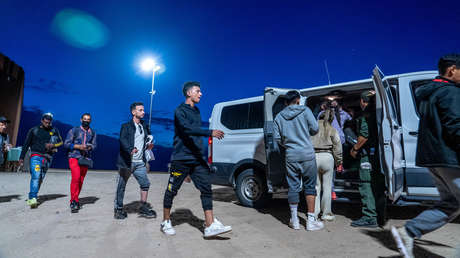 La Casa Blanca compara a gobernadores que envían a migrantes a otros estados con "contrabandistas"