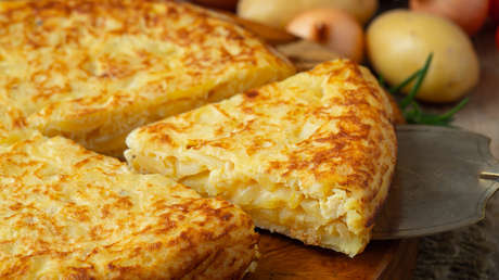 Detienen en España a un hombre que, con hoz en mano, reclamaba una tapa de tortilla (VIDEO)