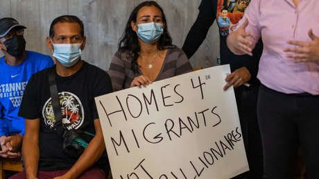 Texas seguirá enviando a migrantes a otras partes de EE.UU. hasta que Biden "despierte"