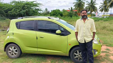 VIDEO: Recorre con su coche en reversa más de 16 kilómetros y bate un récord mundial