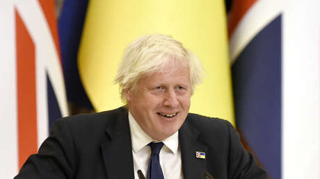 Boris Johnson: "Gracias al liderazgo inspirador de Putin.... al liderazgo inspirador de Zelenski, perdónenme"