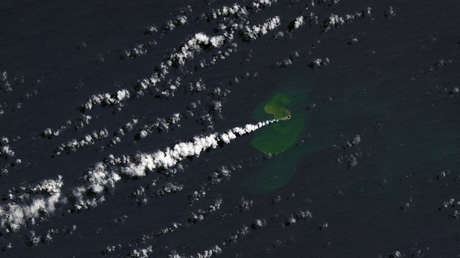 Emerge una nueva isla en el océano Pacífico tras la erupción de un volcán submarino