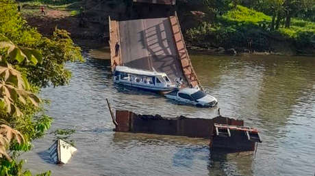 Tres muertos y cinco heridos tras la caída de varios coches en un río por el colapso de un puente en Brasil