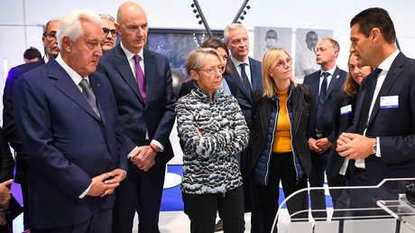 Ministros franceses se quitan la corbata y visten ropa de invierno para promover el ahorro energético