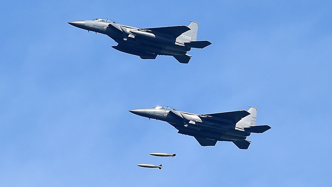 Caza surcoreano lanza 2 bombas de alta precisión sobre una isla deshabitada en respuesta al lanzamiento de un misil de Corea del Norte