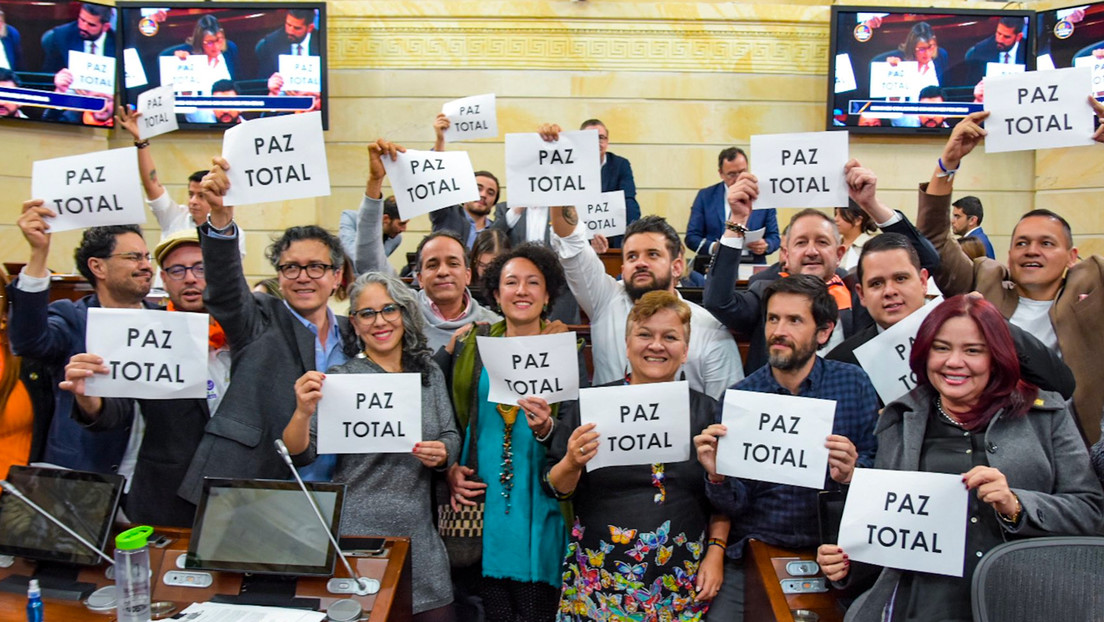 El plan de 'paz total' de Petro avanza en Colombia: comisiones del Congreso aprueban una prórroga clave en primera discusión