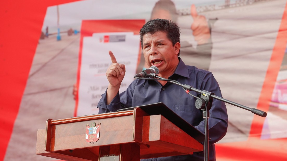 Pedro Castillo acusa a la Fiscalía de Perú de poner en riesgo la salud de su madre durante el allanamiento a la casa de su hermana