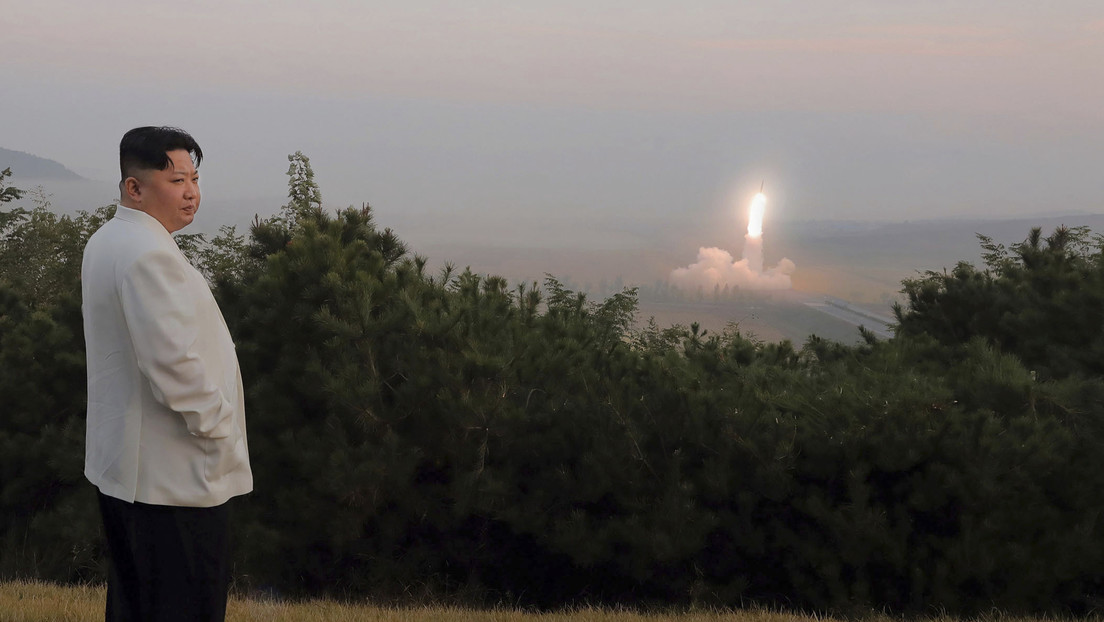 Corea del Norte lanza "dos misiles de crucero estratégicos de largo alcance" bajo supervisión de Kim Jong-un
