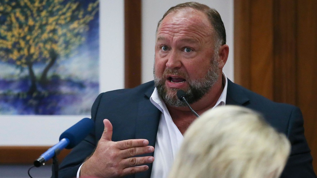 Condenan al conspiracionista Alex Jones a pagar casi 1.000 millones de dólares a familiares de las víctimas de la masacre escolar de Sandy Hook