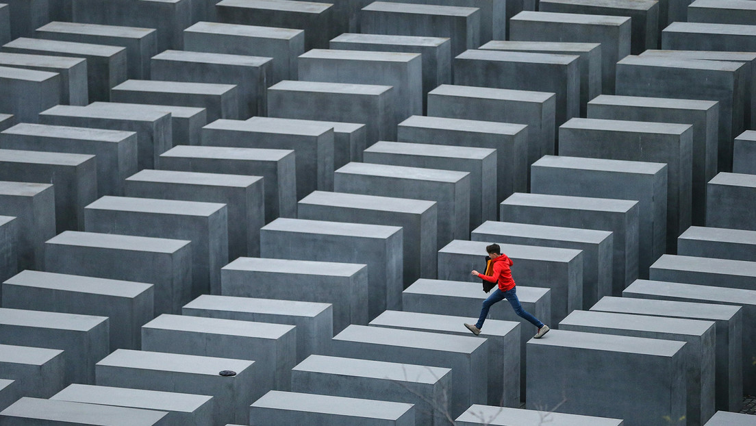 Político alemán genera repudio por "bailar" sobre un monumento al Holocausto