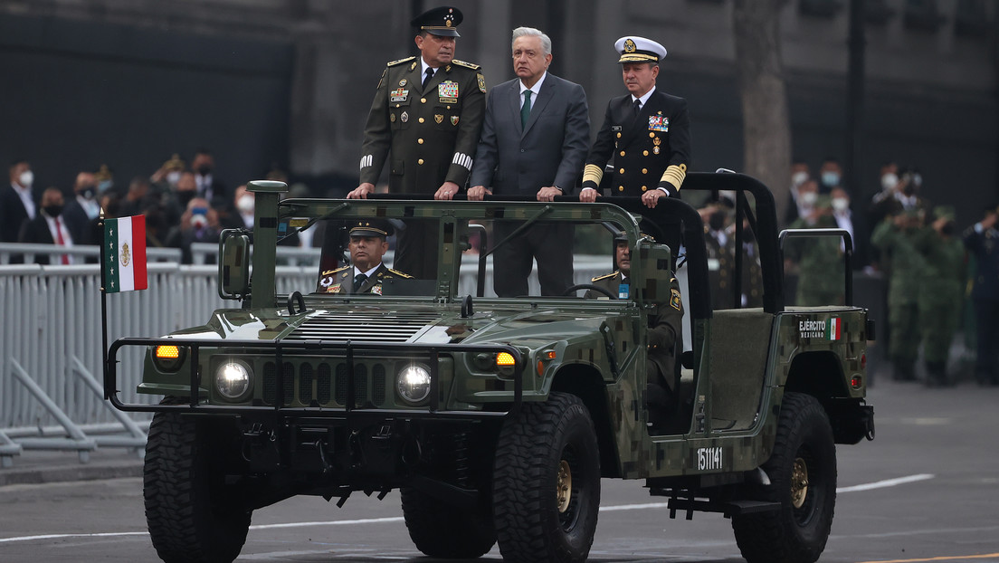 López Obrador niega "militarizar" México y tacha a la oposición de "reverendos hipócritas"