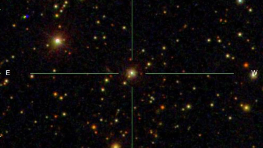 Descubren un "monstruoso" agujero negro supermasivo 'devorando' materia en nuestro "patio trasero cósmico"