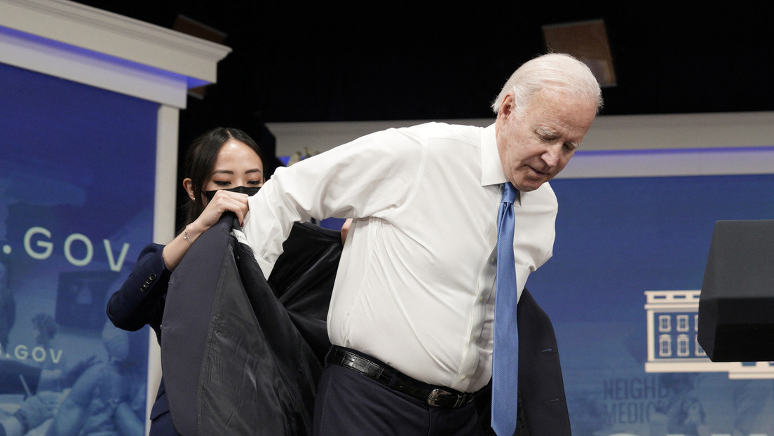 Biden habla sobre la amenaza nuclear mientras se pone su chaqueta