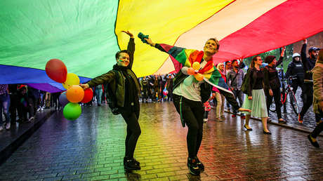 El gobernador de California firma una ley que busca "ofrecer refugio" a los menores transgénero y sus familias