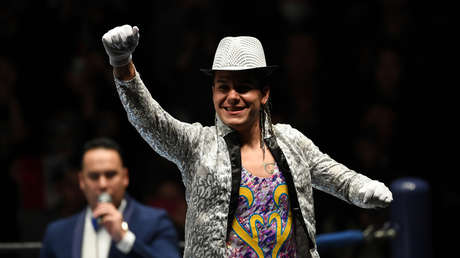 Un luchador mexicano sufre convulsiones en plena pelea y sale en camilla (VIDEO)