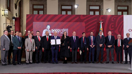 El Gobierno de México firma un acuerdo contra la inflación con empresarios que pone límite de precio a 24 productos