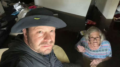 Un hombre nada por las calles inundadas de Florida para rescatar a su madre en silla de ruedas durante el huracán Ian