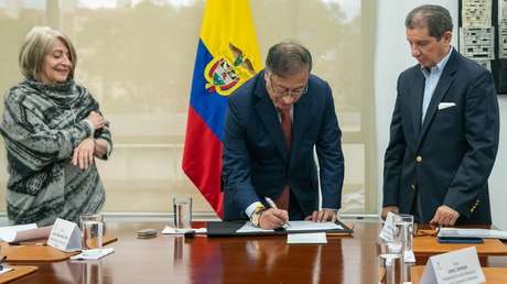 Petro firma histórico acuerdo con los ganaderos para avanzar en la reforma agraria de Colombia