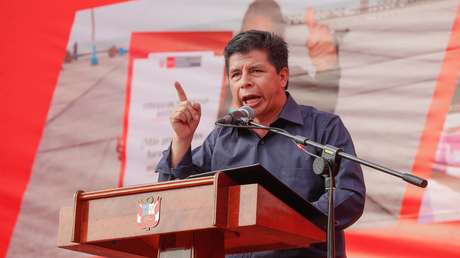 Pedro Castillo acusa a la Fiscalía de Perú de poner en riesgo la salud de su madre durante el allanamiento a la casa de su hermana