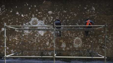 Hallan restos óseos de casi 300 personas bajo una antigua tienda en Reino Unido