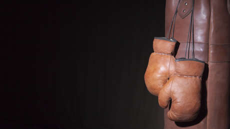 Un boxeador colombiano queda en coma inducido tras desplomarse durante un combate