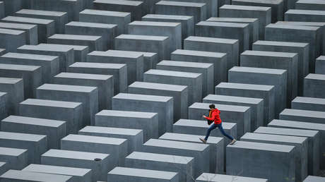 Político alemán genera repudio por "bailar" sobre un monumento al Holocausto