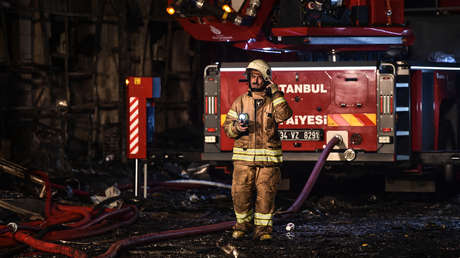 VIDEOS: Un fuerte incendio en un edificio residencial de 24 plantas en Turquía