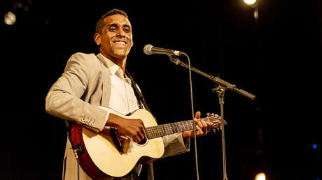 El cantante haitiano Mikaben colapsa y muere en pleno concierto