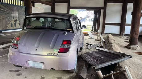Coche colisiona contra el baño más antiguo de Japón