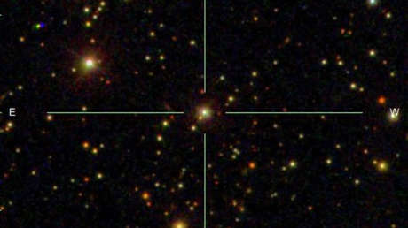 Descubren un "monstruoso" agujero negro supermasivo 'devorando' materia en nuestro "patio trasero cósmico"