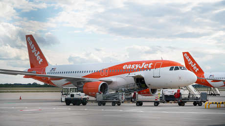 Una amenaza de bomba difundida  a través de AirDrop desata el pánico entre pasajeros de un avión