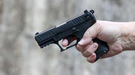 VIDEO: Fingen ser clientes y atracan a punta de pistola una tienda en México