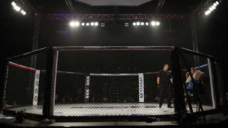 Un luchador de MMA se rompe una pierna durante una pelea pero logra derrotar a su rival