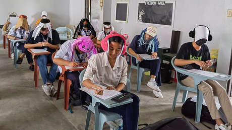 Cascos 'anti-trampa': Se viraliza en las redes un curioso método para no copiar en exámenes (FOTOS)