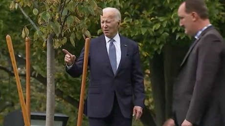 "¿A dónde vamos?": Biden se pierde en el jardín de la Casa Blanca (VIDEO)