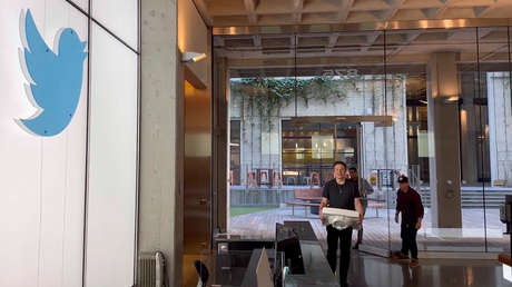 Musk se autoproclama "Chief Twit" y visita las oficinas de Twitter a dos días de que venza el plazo de compra